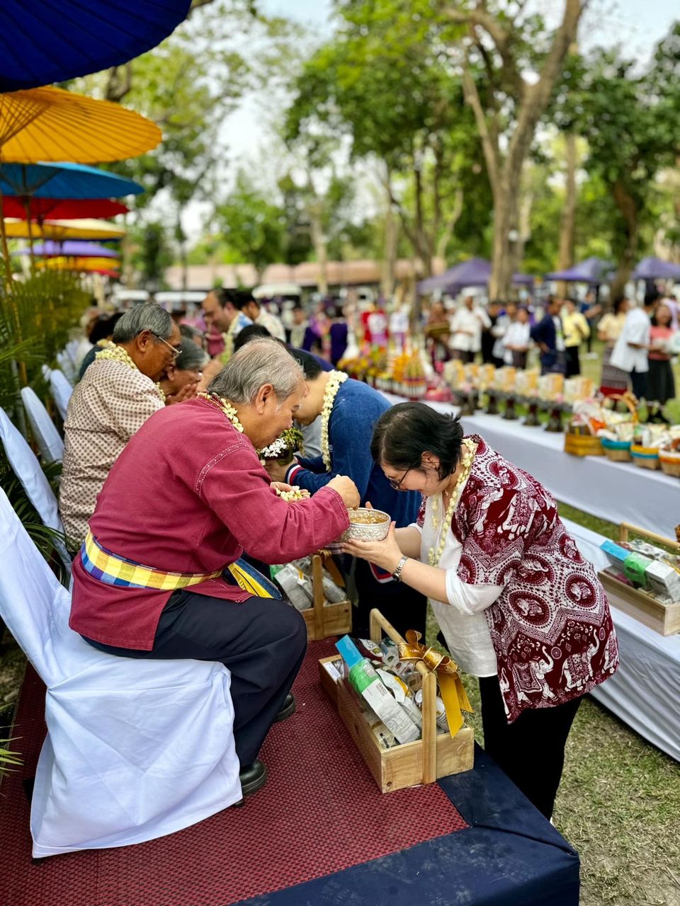 รัฐศาสตร์ฯ มช. ร่วมสืบสานประเพณีปี๋ใหม่เมือง พิธีดำหัวอดีตอธิการบดี อธิการบดีและอาจารย์อาวุโส มหาวิทยาลัยเชียงใหม่