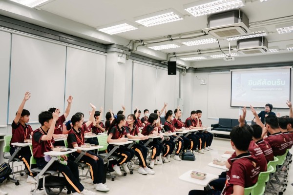 คณะรัฐศาสตร์และรัฐประศาสนศาสตร์ มหาวิทยาลัยเชียงใหม่ ให้การต้อนรับคณะนักเรียนและคุณครูจากโรงเรียนนวมินทราชูทิศ พายัพ เนื่องในโอกาสได้เข้าเยี่ยมชมและศึกษาดูงานคณะรัฐศาสตร์และรัฐประศาสนศาสตร์ มหาวิทยาลัยเชียงใหม่