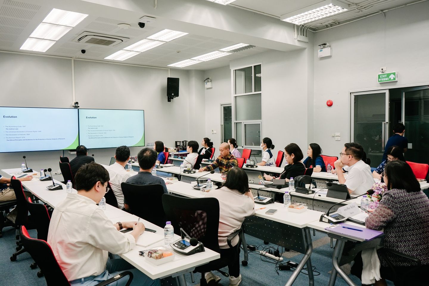 งานบริหารงานวิจัยและบริการวิชาการ คณะรัฐศาสตร์และรัฐประศาสนศาสตร์ จัดกิจกรรมอบรมเรื่อง “งานวิจัยทางสังคมศาสตร์: มุมมอง ข้อสังเกต และประสบการณ์งานวิจัยกับประเด็นจริยธรรมการวิจัย”